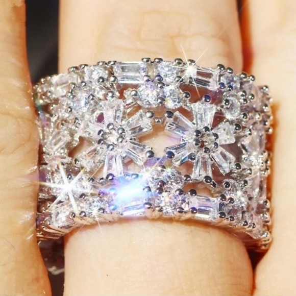 ***New β6.4 CT Sterling Silver Diamond Ring - Picture 6 of 6